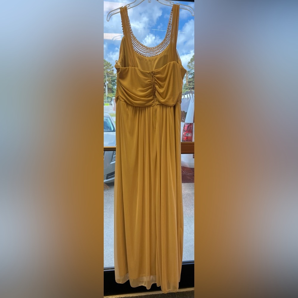 Gown - Picture 3 of 4